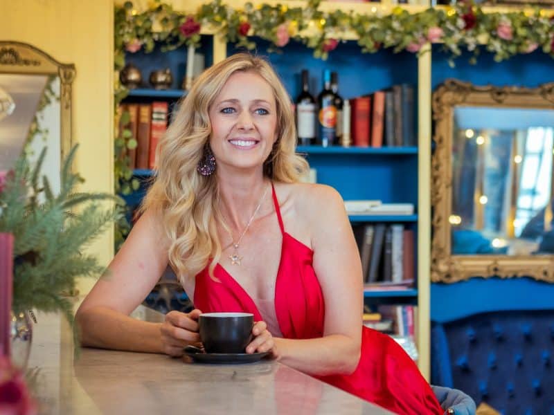 Divo-Diva-Victoria-Robertson